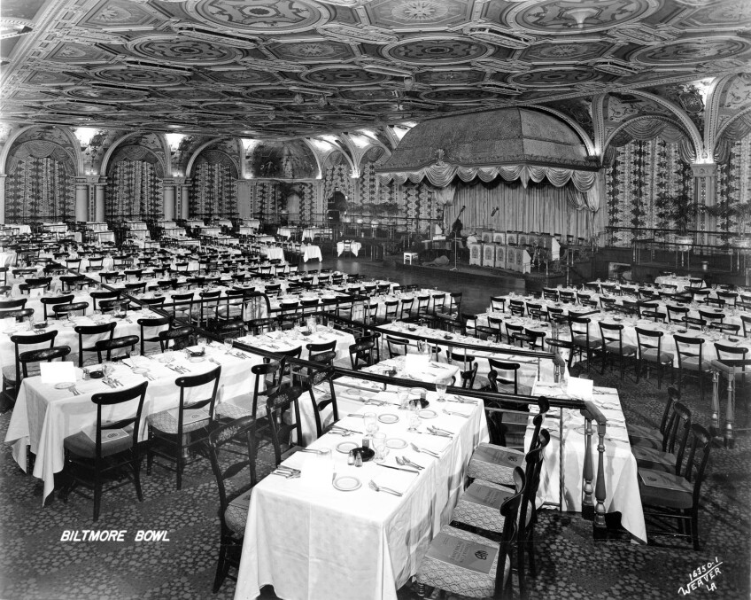 Interior of the "Biltmore Bowl", a large ornate dining room in the Biltmore Hotel, [s.d.]