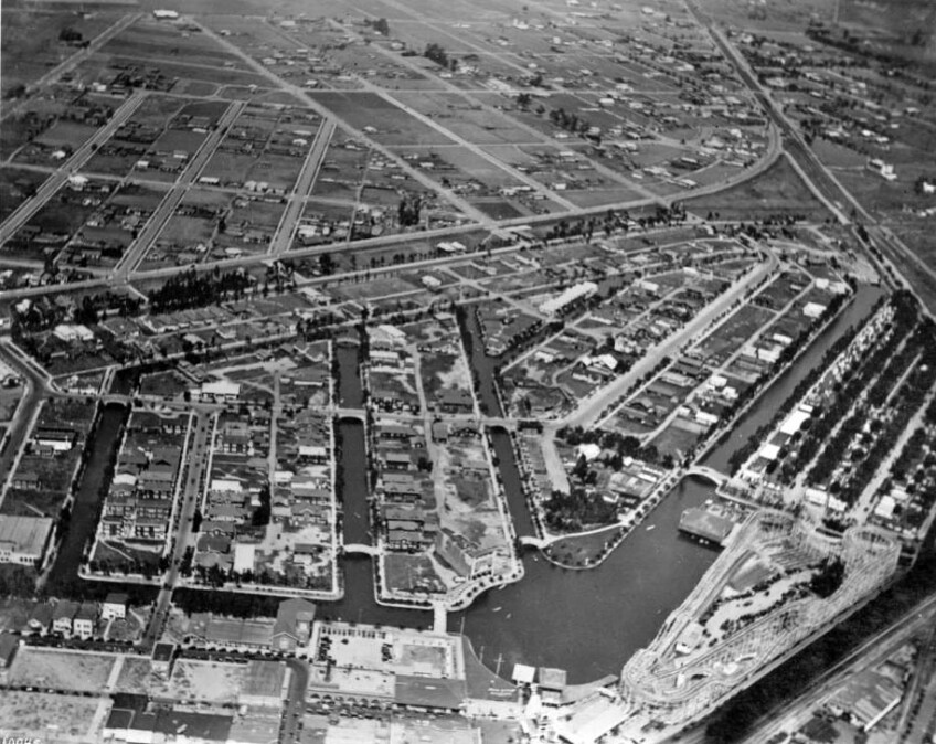 A closer aerial view of the canals in 1918. Courtesy of the USC Libraries - California Historical Society Collection.